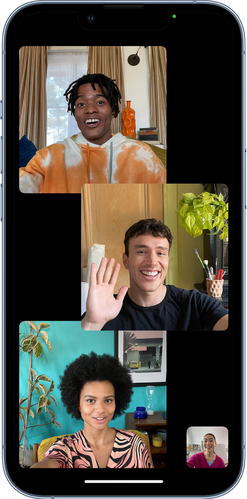Egy csoportos FaceTime-hívás a hívás indítójával együtt négy résztvevővel. Mindegyik résztvevő egy külön mozaikon látható.