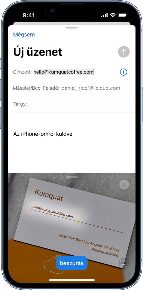 A képernyő alsó felén egy névjegykártyáról készült fotó látható, amelyen az e-mail-cím ki van jelölve. A képernyő felső részén egy e-mail-üzenet vázlata jelenik meg, amelyen a fotón lévő e-mail-cím lett megadva a címzett címeként.