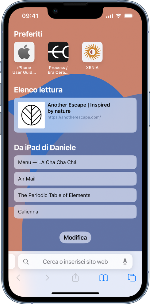 La pagina di apertura in Safari che mostra i siti web preferiti, una pagina web salvata in “Elenco lettura” e gli altri siti web aperti sull'altro dispositivo Apple dell'utente. Nella parte inferiore dello schermo è presente il pulsante Modifica.