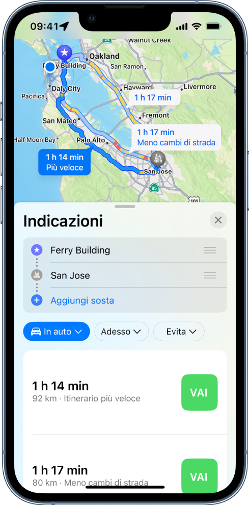 Una mappa che mostra vari itinerari in auto tra due luoghi, in cui è selezionato quello più veloce. La scheda dell'itinerario in basso contiene i dettagli del percorso, inclusi il tempo stimato, la distanza e una breve descrizione. Un pulsante Vai viene visualizzato accanto alla descrizione di ciascun percorso.