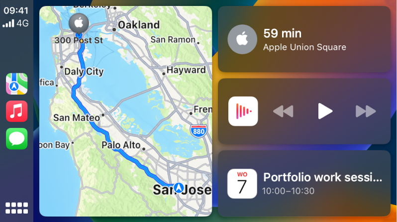 Het CarPlay-dashboard, met links symbolen voor Kaarten, Muziek en Berichten, in het midden een kaart met een autoroute en rechts drie gestapelde onderdelen. Het bovenste onderdeel aan de rechterkant toont de reistijd naar een locatie met de auto. Het middelste onderdeel toont de regelaars voor het afspelen van media. Het onderste onderdeel geeft een komende agenda-afspraak aan.