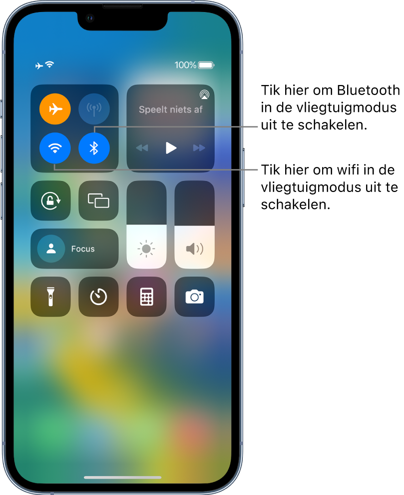 Het bedieningspaneel waarbij de vliegtuigmodus is ingeschakeld. In de groep regelaars linksbovenin staan de wifiknop (linksonder) en de Bluetooth-knop (rechtsonder).