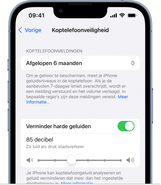 Het scherm 'Koptelefoonveiligheid', met het aantal koptelefoonmeldingen dat het afgelopen halfjaar is verzonden, de knop waarmee je de instelling 'Verminder harde geluiden' in- of uitschakelt, een schuifknop waarmee je het maximale decibelniveau wijzigt en de geselecteerde decibellimiet van 85 decibel.