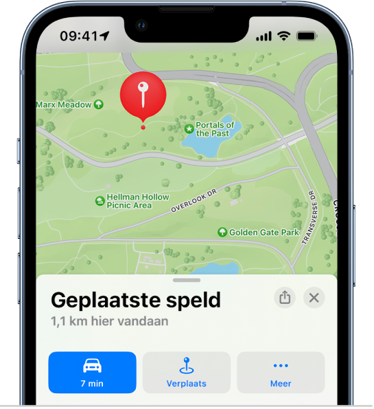 Een kaart met een speld die naast een wandelpad in een park is geplaatst.