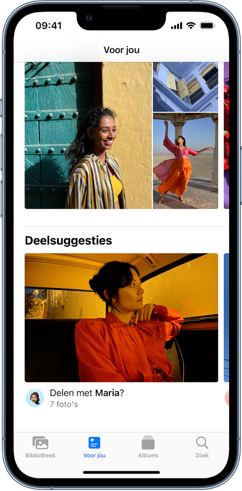 In de Foto's-app is onder in het scherm de knop 'Voor jou' geselecteerd. In het scherm 'Gedeeld met jou' staat een verzameling deelsuggesties. Onder de foto waarvan wordt voorgesteld om deze te delen, staan de naam van het contact met wie je de foto kunt delen en het aantal andere foto's in de verzameling voorgestelde foto's om te delen.