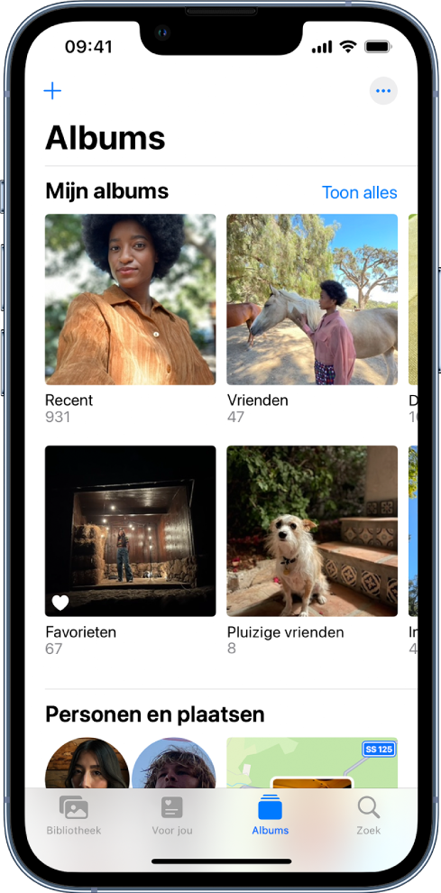 Het tabblad 'Albums' onder in het scherm is geselecteerd. Onder de kop 'Mijn albums' zijn de albums 'Recent', 'Bijzonder India', 'Favorieten' en 'Fietsen' te zien. Naast de kop 'Mijn albums' staat de knop 'Toon alles'. Linksboven in het scherm staat de knop met het plusteken.
