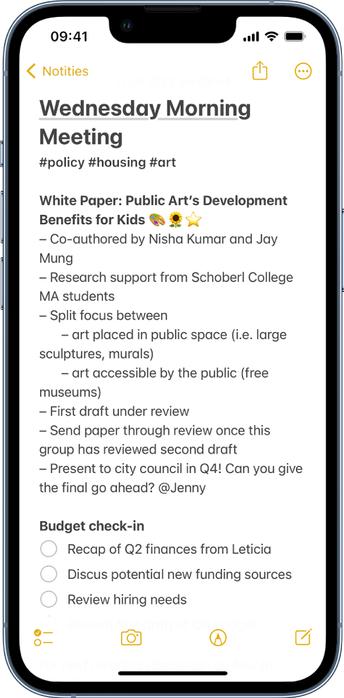 Een notitie met informatie van een bespreking en een checklist. Bovenaan de notitie staan knoppen om samen te werken met anderen en om de notitie te delen. Onderaan staan knoppen om een checklist toe te voegen, een foto toe te voegen, handschriftgereedschappen weer te geven en een nieuwe notitie aan te maken.