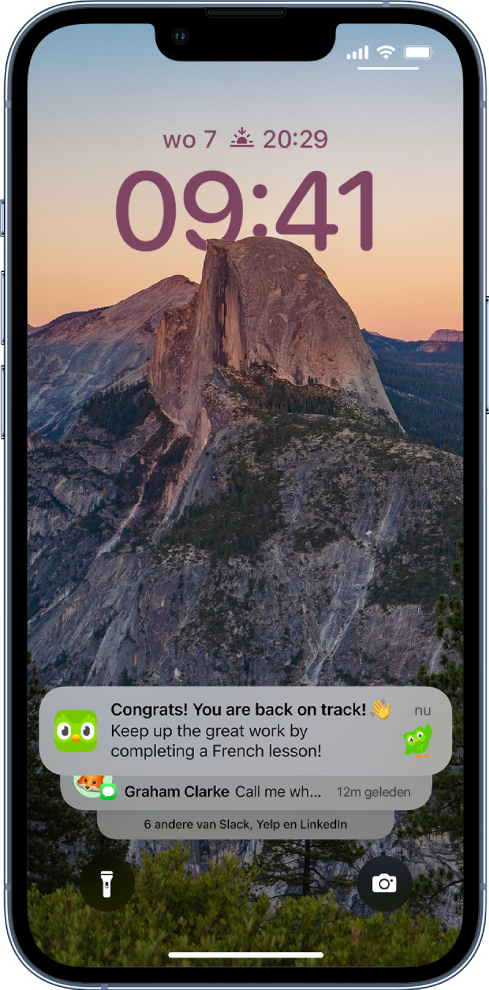 Acht gestapelde appmeldingen onder in het toegangsscherm.
