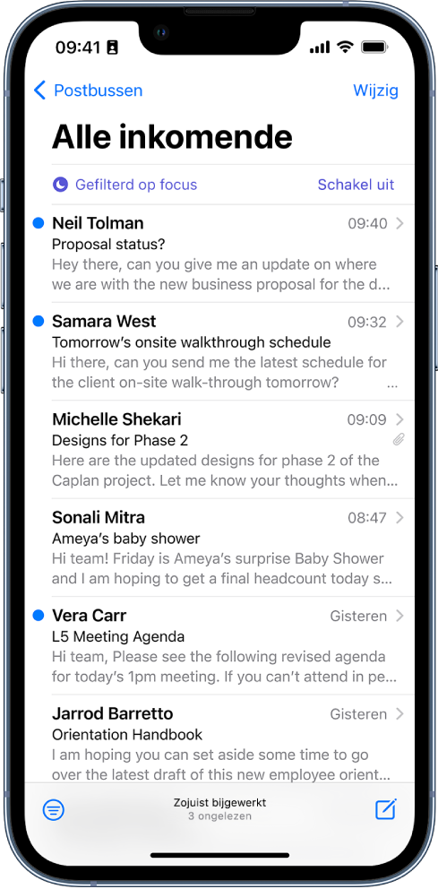 De postbus 'Inkomend' met een lijst met e‑mails. Boven de lijst met e‑mails staat het label 'Gefilterd op focus' en rechts daarnaast staat 'Schakel uit'.