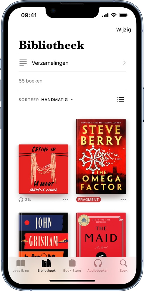 Het scherm 'Bibliotheek' in de Boeken-app. Boven in het scherm staan de knop 'Verzamelingen' en de knop voor sorteeropties. De sorteeroptie 'Handmatig' is geselecteerd. In het midden van het scherm staan de boekomslagen van boeken in de bibliotheek. Onder in het scherm staan van links naar rechts de tabbladen 'Lees ik nu', 'Bibliotheek', 'Book Store', 'Audioboeken' en 'Zoek'.
