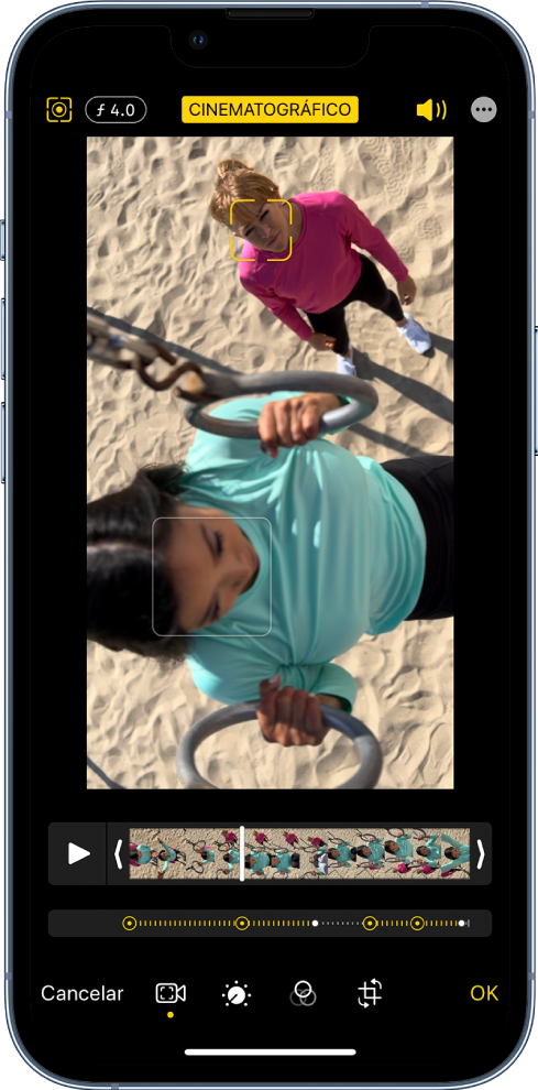 O ecrã de edição de um vídeo no modo cinematográfico na horizontal. No canto superior esquerdo do ecrã, encontram‑se o botão Cancelar, o botão Cinematográfico manual e o botão Ajuste de profundidade. Na parte superior do ecrã, ao centro, o botão Cinematográfico está selecionado. No canto superior direito do ecrã, encontram‑se o botão Volume, o botão Ecrã completo e o botão OK. O vídeo está no centro do ecrã e existe uma moldura à volta do objeto focado. Por baixo do vídeo está um visualizador de fotogramas que apresenta o ponto no vídeo em que o objeto focado muda. As ferramentas de edição encontram-se no lados direito do ecrã, de cima para baixo: Vídeo, Ajustar cor, Filtro e Encurtar.