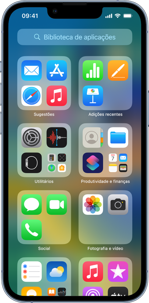 A biblioteca de aplicações no iPhone mostra as aplicações organizadas por categoria (Fotografia e vídeo, Social, etc.).
