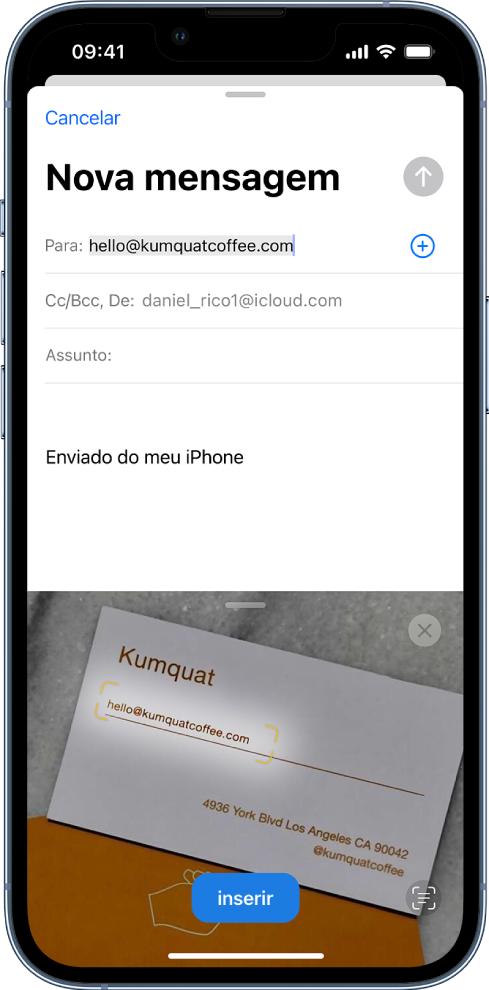 Na metade inferior do ecrã, há uma fotografia de um cartão de visita com o endereço de e-mail selecionado. Na metade superior do ecrã, encontra-se o rascunho de um e-mail com o endereço de e-mail da fotografia como endereço do destinatário.