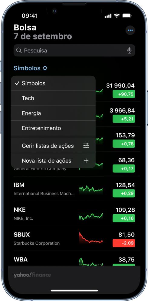 Uma lista de ações com diferentes ações. Cada ação na lista mostra, da esquerda para a direita, o símbolo da ação e um nome, um gráfico de desempenho, o preço e a variação do preço. Na parte superior do ecrã, a lista de ações Símbolos está selecionada e as listas de ações e opções seguintes estão disponíveis: Tecnologia, Energia, Entretenimento, Gerir listas de ações e Nova lista de ações.