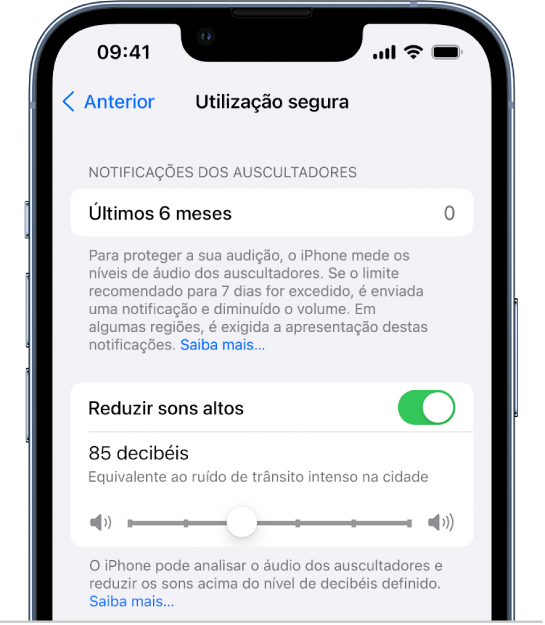 O ecrã Segurança no uso de auscultadores, com o número de notificações enviadas nos últimos 6 meses, o botão para ativar/desativar a definição Reduzir sons altos, um nivelador para alterar o nível máximo de decibéis e o limite selecionado de 85 decibéis.