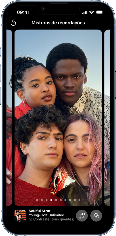 Uma mistura de recordações na aplicação Fotografias. Uma fotografia da recordação encontra‑se no centro do ecrã e, por baixo da fotografia, há pontos que indicam a opção de mistura de recordações que é apresentada. O sexto ponto está realçado. No canto inferior esquerdo estão a capa do álbum, o título da música, o nome da música e o filtro que compõem a mistura de recordações. No canto inferior direito encontram‑se o botão Música e Filtro. No canto superior esquerdo encontra‑se o botão Anterior.