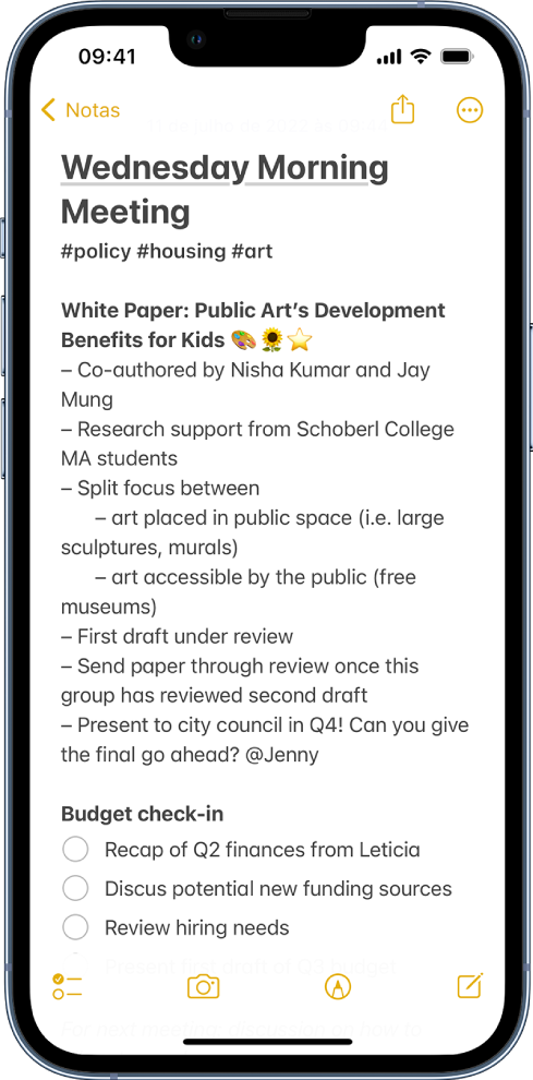 Uma nota a mostrar informação de uma reunião e uma lista de controlo. Na parte superior estão botões para colaborar com outras pessoas na nota e para partilhar a nota. Na parte inferior estão botões para adicionar uma lista de controlo, adicionar uma fotografia, mostrar ferramentas de escrita e criar uma nota nova.
