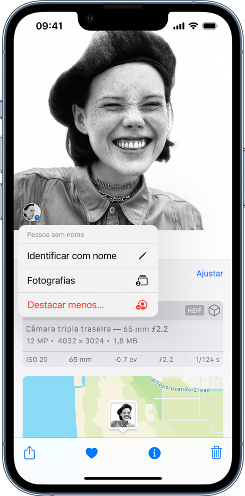 Está aberta uma fotografia na metade superior do ecrã. A pessoa identificada na fotografia aparece num emblema no canto inferior esquerdo da fotografia. Por baixo do emblema estão as seguintes opções: Identificar nom nome, Todas as fotografias e Destacar menos.