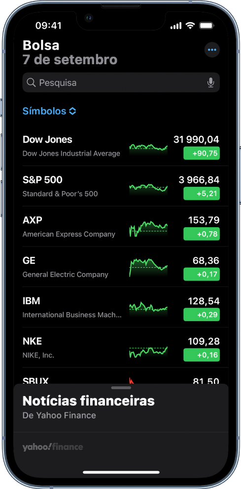 Uma lista de ações com diferentes ações. Cada ação na lista mostra, da esquerda para a direita, o símbolo da ação e um nome, um gráfico de desempenho, o preço e a variação do preço. Na parte superior do ecrã, por cima do título da lista de ações Símbolos, está o campo de pesquisa. No fundo do ecrã estão as notícias financeiras. Passe o dedo para baixo em “Notícias financeiras” para ver artigos.