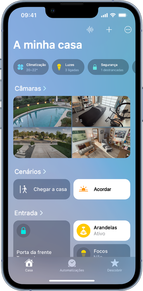Separador Casa com Categorias na parte superior do ecrã. Por baixo do título Câmaras, veem-se as imagens de quatro câmaras de segurança. As imagens mostram o quintal das traseiras, a garagem, o quintal da frente e a sala de estar. Dois cenários aparecem no meio do ecrã, com uma divisão e os respetivos acessórios por baixo.