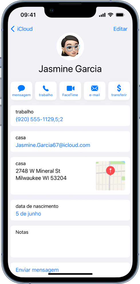 Ecrã de informação relativo a um contacto. Nome e fotografia do contacto no topo. Em baixo, botões para enviar uma mensagem, efetuar uma chamada telefónica, efetuar uma chamada FaceTime, enviar uma mensagem de e‑mail e enviar dinheiro com Apple Pay. Por baixo dos botões encontra‑se a informação do contacto.