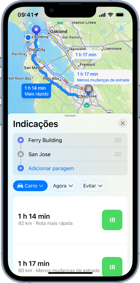 Um mapa mostra vários itinerários entre dois locais e está selecionado o mais rápido. A ficha do itinerário na parte inferior fornece detalhes para os itinerários, incluindo o tempo de viagem previsto, a distância e uma breve descrição. Um botão “Ir” aparece ao lado de cada descrição do itinerário.
