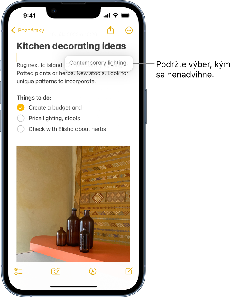 Fráza označená v poznámke v apke Poznámky sa zdanlivo nadvihne po tom, čo na nej užívateľ podržal prst.