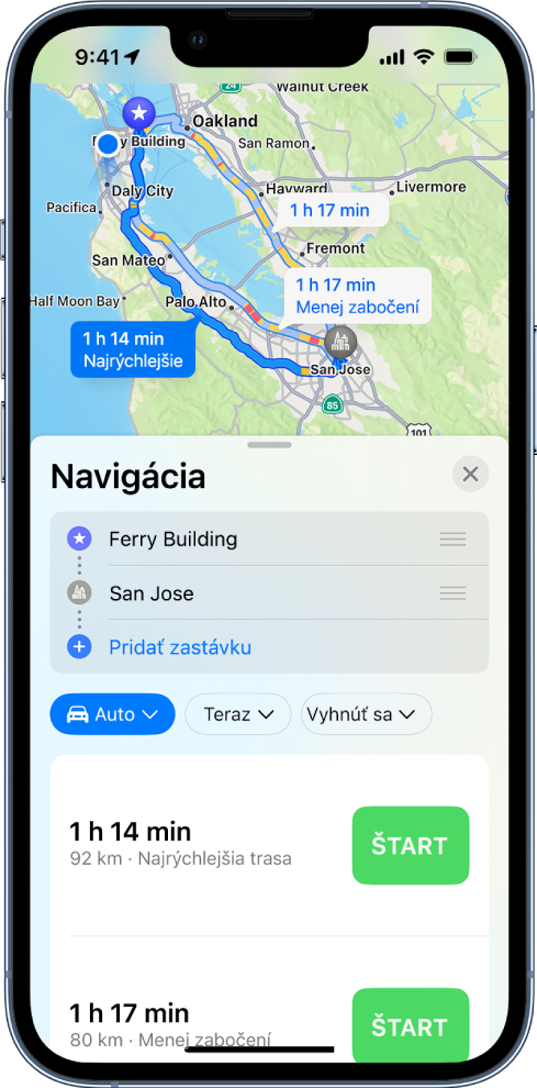 Mapa, na ktorej je zobrazených viacero trás pre cestu autom medzi dvoma miestami, pričom je vybraná najrýchlejšia trasa. Na navigačnej karte v dolnej časti sú uvedené podrobnosti trás vrátane odhadovaných časov cesty, vzdialenosti a stručného popisu. Vedľa popisu každej trasy sa nachádza tlačidlo Štart.