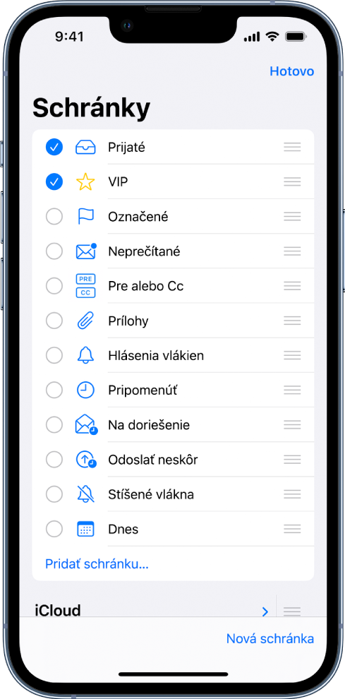 Obrazovka úpravy schránok. V zozname sú pod sebou uvedené voliteľné schránky so zaškrtávacími políčkami na ľavej strane. Medzi voliteľné schránky patria Prijaté, VIP, Označené, Neprečítané, Prílohy, Pripomenúť a ďalšie. V pravom dolnom rohu je tlačidlo s označením Nová schránka.
