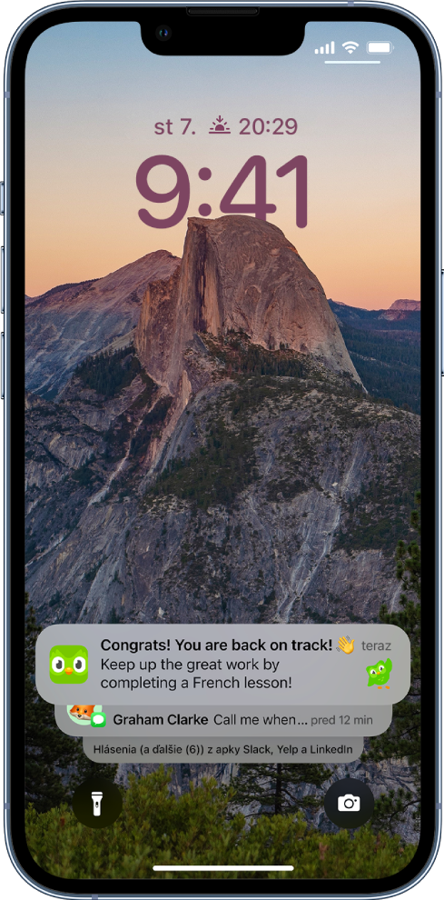 Osem hlásení z apiek nakopených naspodku obrazovky.