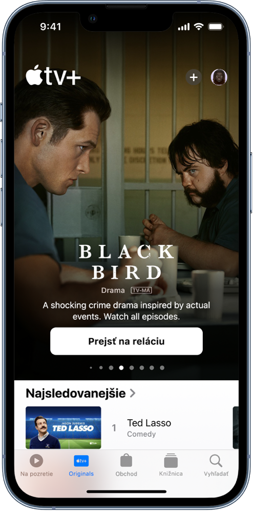 Obrazovka Apple TV+ zobrazujúca odporúčané položky Apple Original v strede, nad riadkom Teraz najpopulárnejšie. V dolnej časti sa zľava doprava nachádzajú taby Na pozretie, Originals, Knižnica a Vyhľadať.