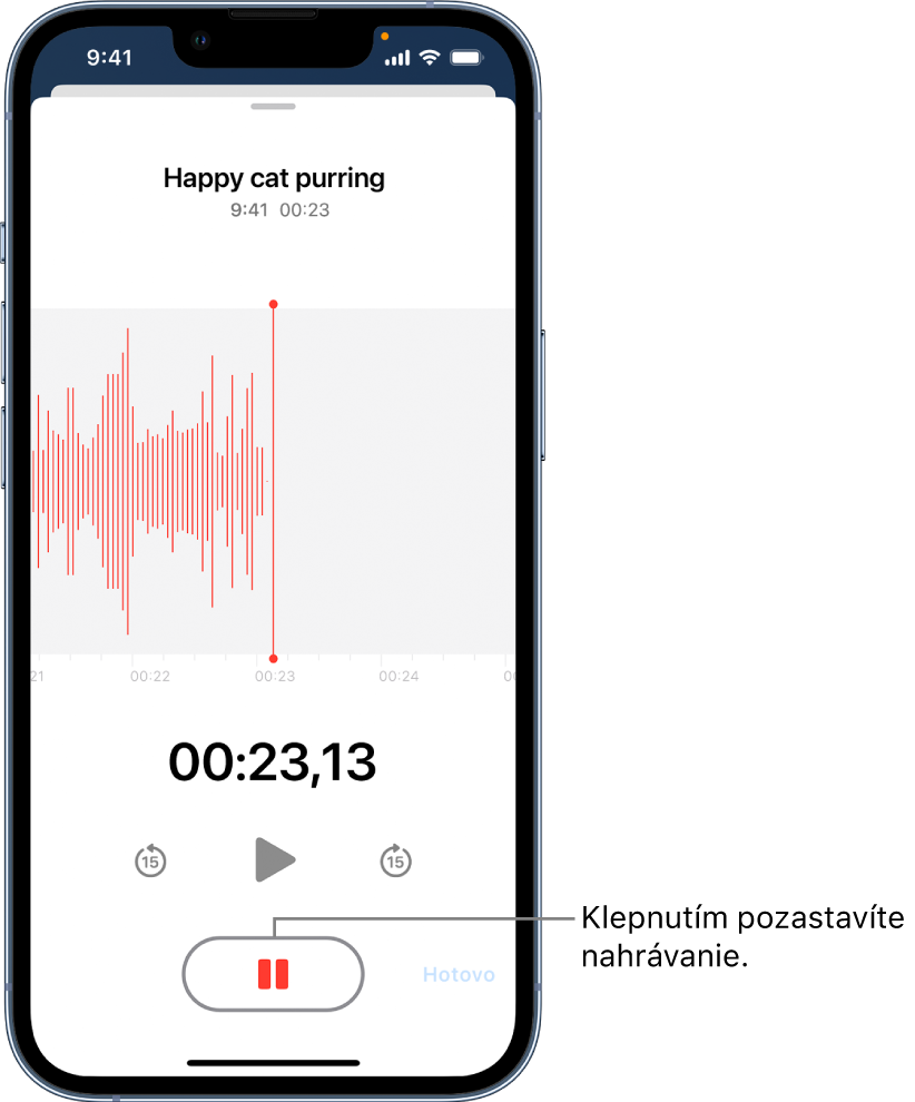 Prebiehajúce nahrávanie v apke Diktafón s aktívnym tlačidlom Pozastaviť a neaktívnymi ovládacími prvkami prehrávania, prevíjania dopredu o 15 sekúnd a prevíjania dozadu o 15 sekúnd. Hlavná časť obrazovky zobrazuje vlnovku prebiehajúcej nahrávky spolu s indikátorom času. Vpravo hore sa zobrazí oranžový indikátor Mikrofón sa používa.