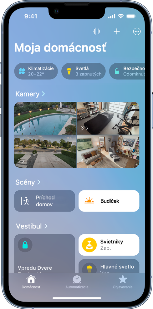 Tab Domácnosť s kategóriami v hornej časti. Pod nadpisom Kamery je vidieť obraz zo štyroch bezpečnostných kamier. Jednotlivé kamery zachytávajú priestor za domom, garáž, priestor pred domom a obývačku. Uprostred obrazovky sú umiestnené dve scény a pod nimi sa zobrazuje miestnosť s príslušenstvom.