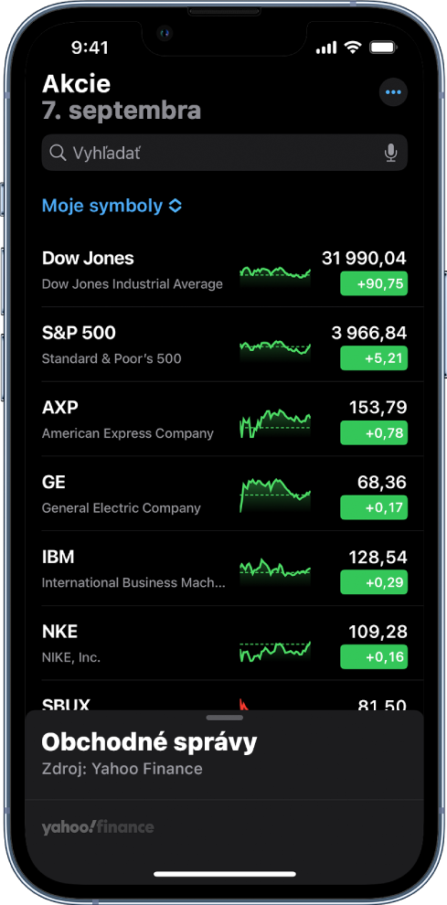 Zoznam sledovaných akcií s rôznymi akciami. V rámci každej akcie sa zľava doprava zobrazujú symbol a názov akcie, graf výkonnosti, cena akcií a zmena ceny. V hornej časti obrazovky sa nad zoznamom sledovaných akcií Moje symboly nachádza vyhľadávacie pole. V dolnej časti obrazovky sú Obchodné správy. Potiahnutím časti Obchodné správy nahor sa zobrazia články.