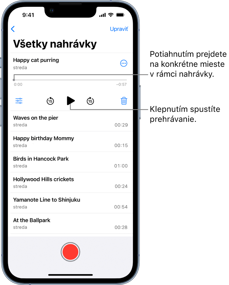 Obrazovka zoznamu v apke Diktafón s vybranými nahrávkami v hornej časti. Na časovej osi nahrávky sa nachádza prehrávacia hlava, posúvaním ktorej možno prejsť na konkrétne miesto v nahrávke. Na oboch koncoch časovej osi sú časy začiatku a konca. Nad časovou osou je tlačidlo Ďalšie akcie. Klepnutím naň môžete skopírovať, zdieľať, upraviť alebo duplikovať nahrávku a ďalšie akcie. Pod časovou osou je tlačidlo Nastavenia prehrávania, ktoré umožňuje nastaviť možnosti prehrávania, tlačidlo prevíjania dozadu o 15 sekúnd, tlačidlo prehrávania, tlačidlo prevíjania dopredu o 15 sekúnd a tlačidlo vymazania. Pod týmito ovládacími prvkami je zoznam nahrávok, ktoré je možné otvoriť klepnutím.
