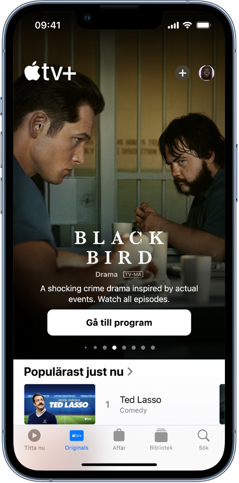 Apple TV+-skärmen visar en Apple Original-produktion i mitten, ovanför raden Populärast nu. Från vänster till höger längst ned finns flikarna Titta nu, Originals, Bibliotek och Sök.