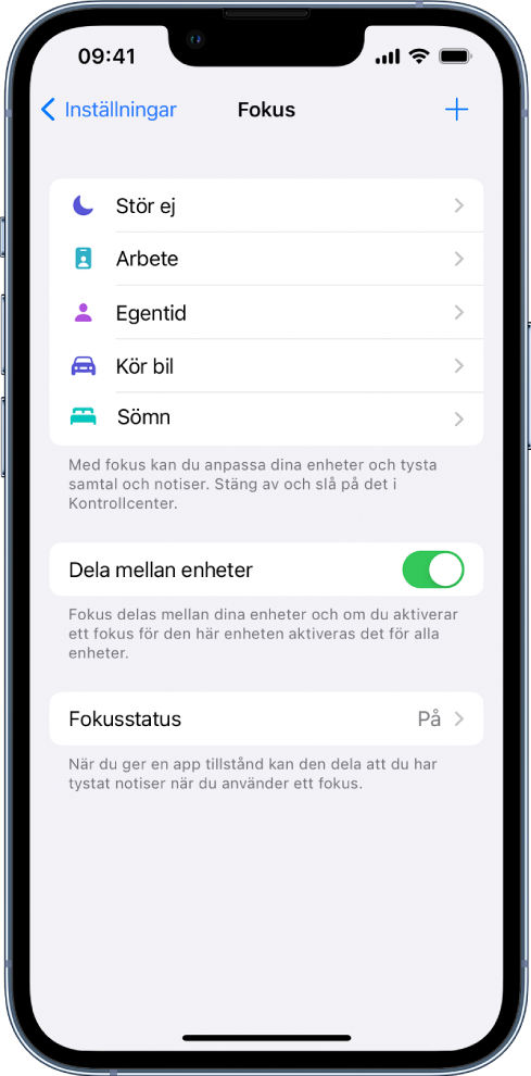 En skärm med fem tillhandahållna fokusalternativ – Stör ej, Kör bil, Egentid, Sover eller Arbete. Alternativet Dela mellan enheter är på, vilket tillåter att samma fokusinställningar kan använda på alla dina Apple-enheter.