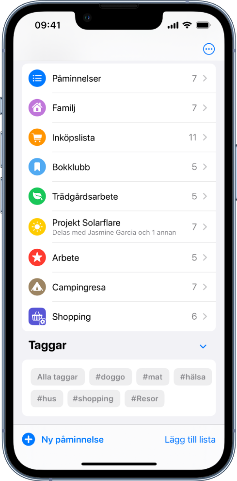 En skärm visar flera listor i Påminnelser. Längst ned finns taggbläddraren.