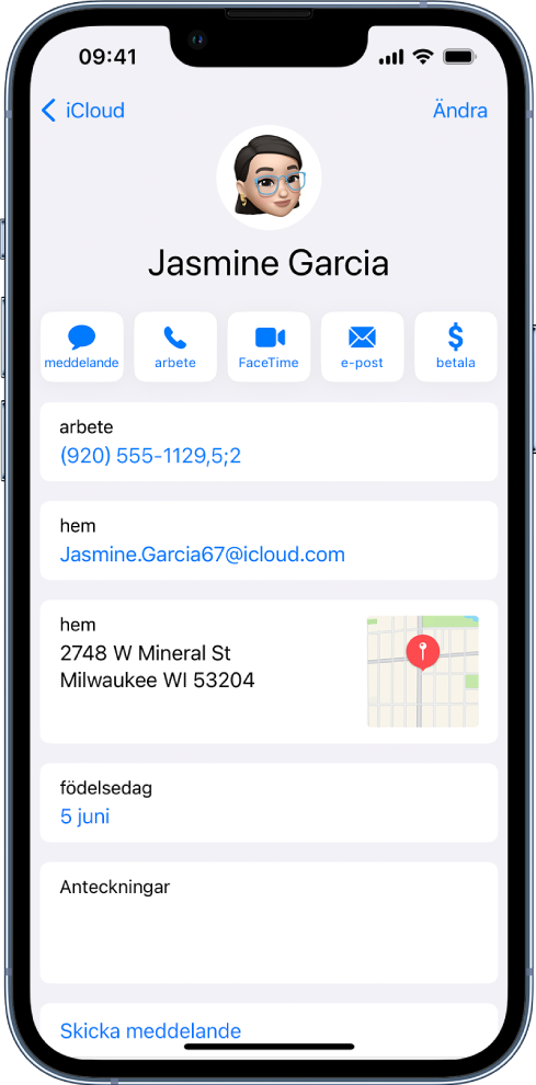 Infoskärmen för en kontakt. Högst upp visas kontaktens bild och namn. Under finns knapparna för att skicka ett meddelande, ringa ett telefonsamtal, ringa ett FaceTime-samtal, skicka ett mejl och skicka pengar med Apple Pay. Nedanför knapparna finns kontaktinformationen.