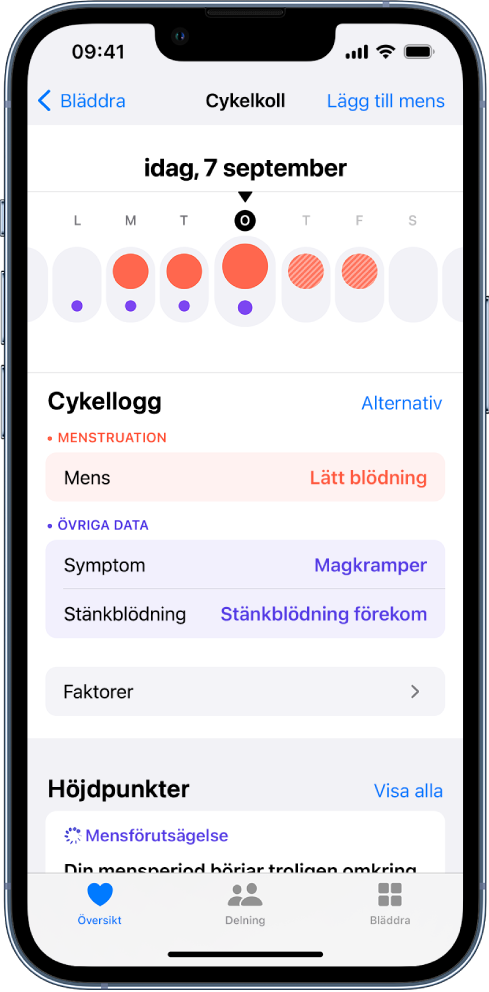 Skärmen Cykelkoll med tidslinjen för en vecka högst upp på skärmen. De tre första dagarna på tidslinjen är märkta med fyllda röda cirklar och samtliga dagar är märkta med lila prickar. Under tidslinjen finns alternativ för att lägga till information om menscykler, symptom och annat.