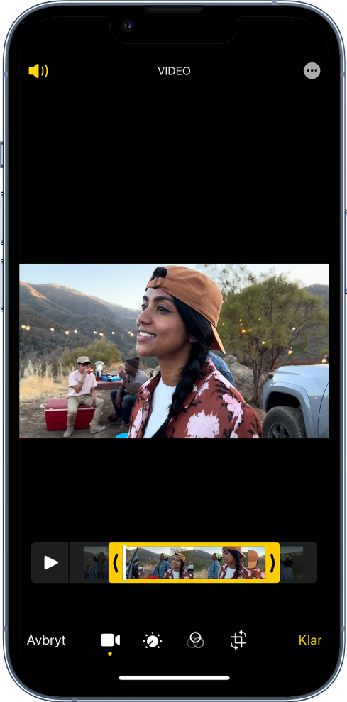 En video på redigeringsskärmen. Bildrutevisaren finns längst ned på skärmen. Högst upp till vänster finns knapparna Avbryt och Ljud och uppe till höger finns knapparna Utöka och Klar. Till höger finns redigeringsverktygen, uppifrån och ned: Video, Justera färg, Filter och Beskär.