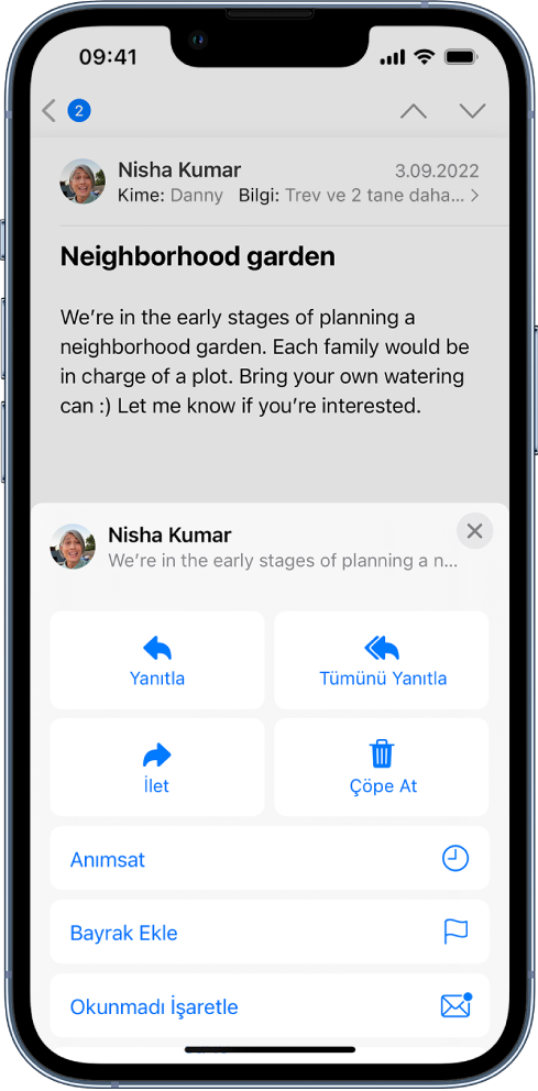 Alt kısmında yanıtlama seçeneklerinin gösterildiği bir e-posta. Ekranın ortasında soldan sağa doğru şunlar var: Yanıtla, Tümünü Yanıtla, İlet ve Çöpe At.