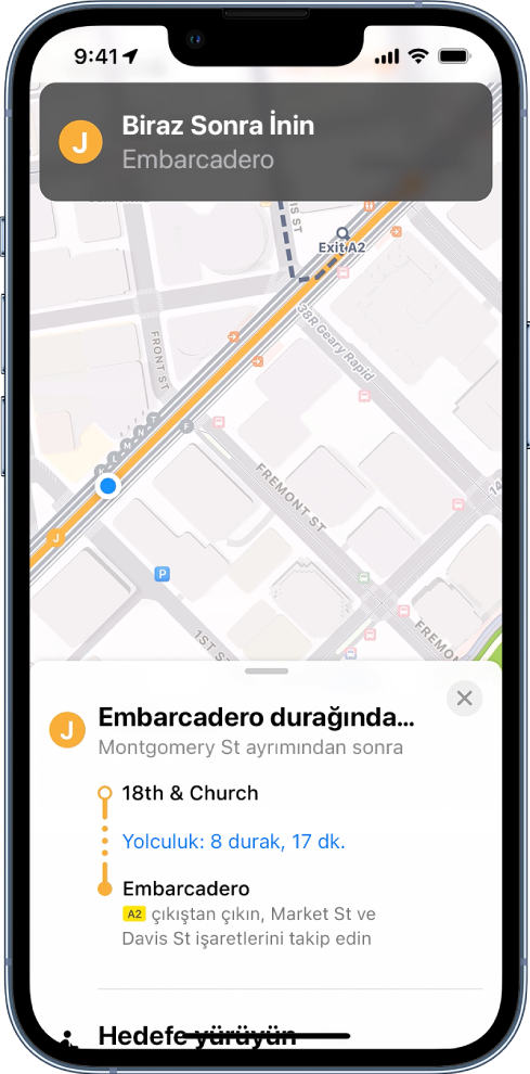 Toplu taşıma için yol tarifini ve yakında inilecek bildirimini gösteren bir harita.