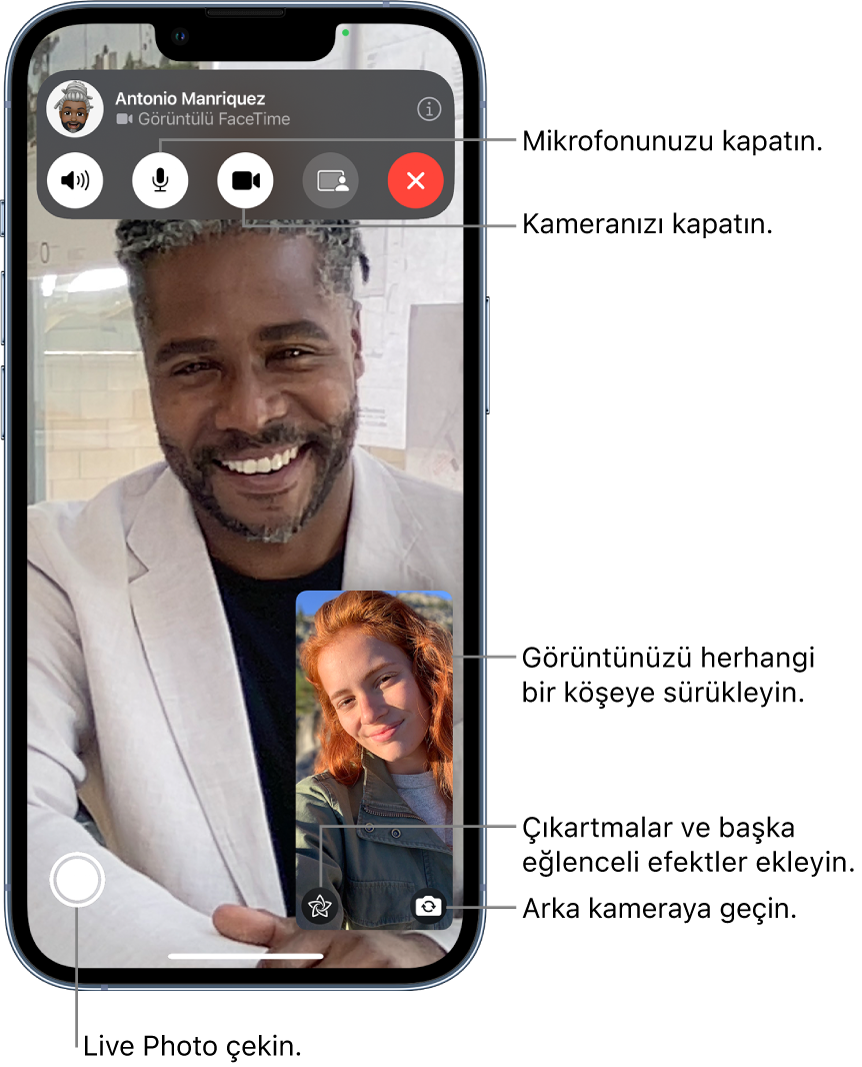 Sürmekte olan bir görüşmeyi gösteren FaceTime ekranı. Sizin görüntünüz sağ altta küçük bir dikdörtgende görünürken diğer kişinin görüntüsü ekranın kalanını dolduruyor. Ekranın alt tarafında Live Photo, Efektler ve Arka Kameraya Çevir düğmeleri var. Mesajlar’ı Aç, Ses, Ses Açık, Kamera Açık ve İçeriği Paylaş düğmeleri de dahil olmak üzere FaceTime denetimleri ekranın üst tarafında. Denetimlerin üstünde, konuştuğunuz kişinin Apple kimliği ve Aramadan Ayrıl düğmesi bulunuyor.