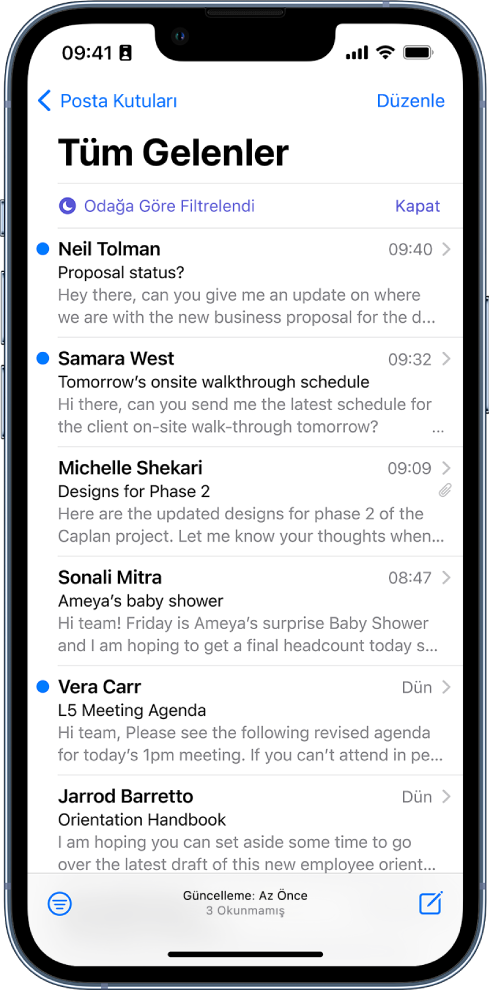 E-postaların listesini gösteren Gelen Kutusu. E-posta listesinin üst tarafında Odağa Göre Filtrelendi etiketi var ve bunun sağ tarafında da Kapat görünüyor.