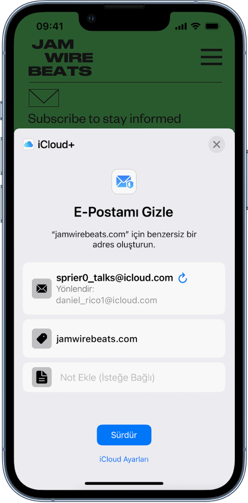 Ekranın alt yarısında iCloud+ için E-Postamı Gizle seçeneği gösteriliyor. Rasgele oluşturulmuş e-posta, yönlendirme adresi, web sitesi URL’si ve bir not listeleniyor. Ekranın en altında Sürdür düğmesi ile iCloud ayarlarına bir bağlantı var.