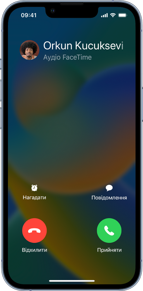 Екран зі -сповіщенням про вхідний виклик угорі. Угорі справа є кнопки «Відхилити» та «Прийняти».