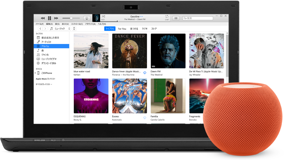 画面にiTunesが表示されているPC。近くにHomePod miniがあります。