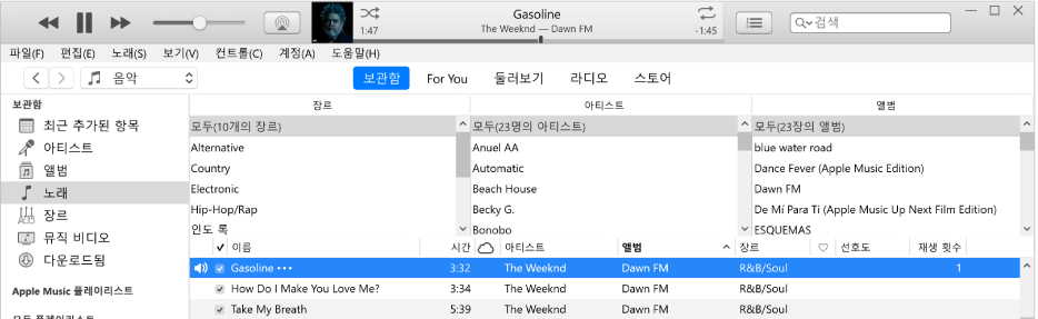 iTunes 주 창: 열 브라우저가 사이드바의 오른쪽과 노래 목록 위에 있음.
