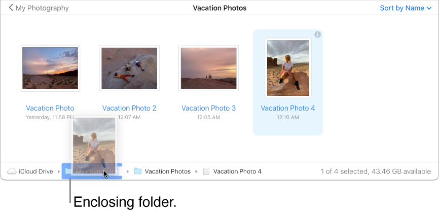 Un fichier glissé vers un dossier parent, en bas de la fenêtre iCloud Drive sur iCloud.com.